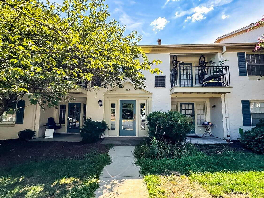 Charming 1 Bed 1 Bath + Den & Balcony In Cardinal Forest - Water Included! - Charming 1 Bed 1 Bath + Den & Balcony In Cardinal Forest - Water Included!