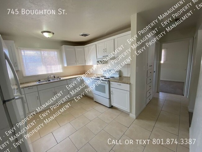 Building Photo - 745 Boughton St
