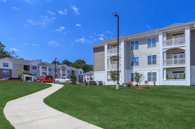 Foto del edificio - Riverstone Apartments at Long Shoals