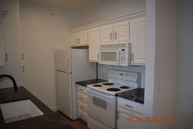 Building Photo - Beautiful Ground Floor Condo in Falling Water Condominiums!!