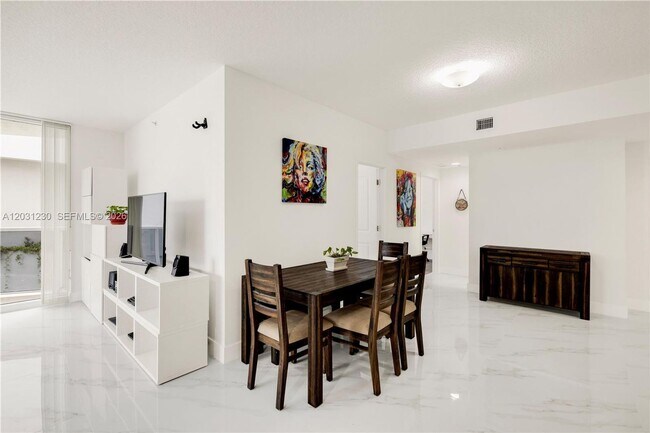 Foto del edificio - 601 NE 23rd St