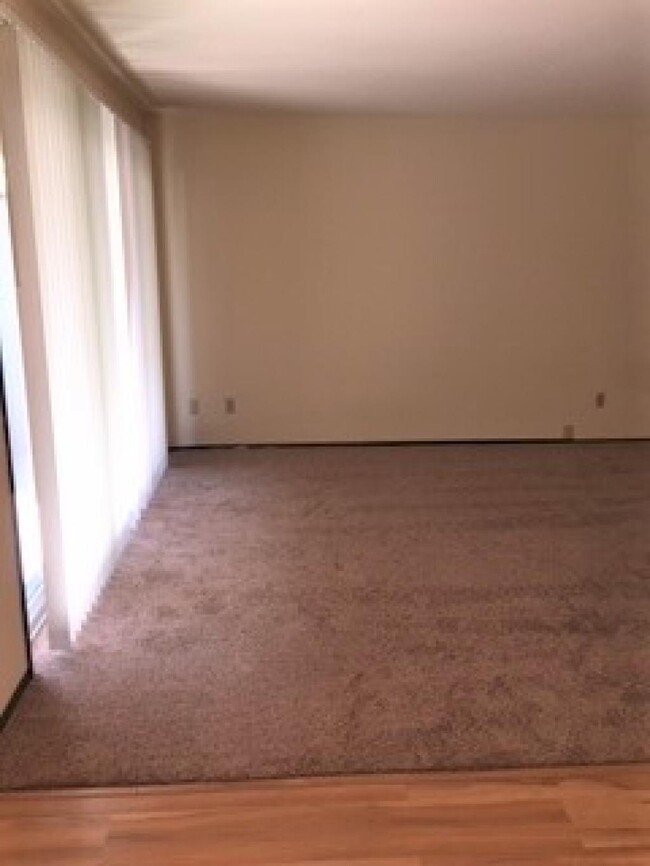 2726 60 Ave SW - 1 bedroom photo'