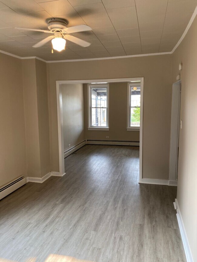 Building Photo - Large 2 BD End Unit With Off Street Parkin...