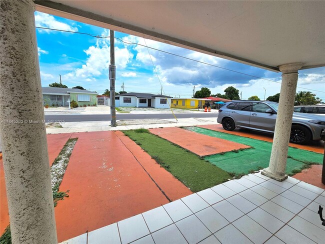 Foto del edificio - 4596 E 8th Ct