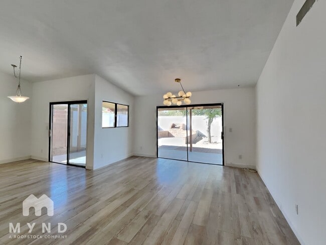 Building Photo - 370 S Pemberton Ave