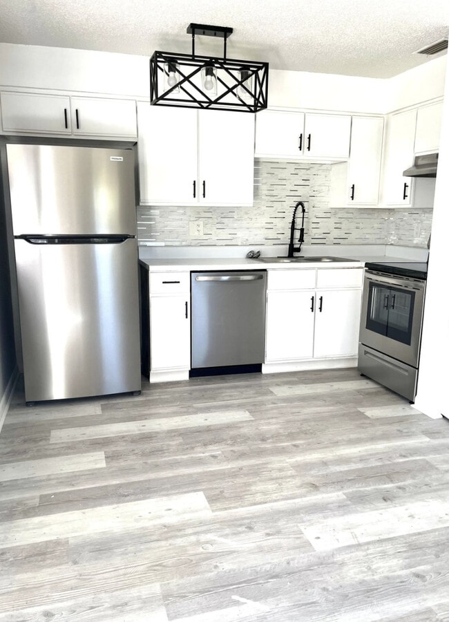 Building Photo - Canterbury Place Apartments