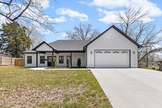 Building Photo - 1020 Crestland Ave