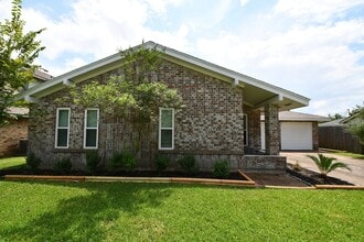 Building Photo - 2017 Sunset Ct N