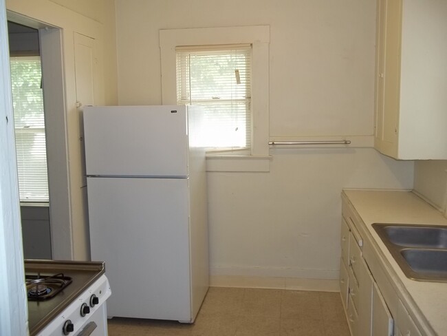 Building Photo - Affordable 1 bedroom 1 bathroom home on Ma...