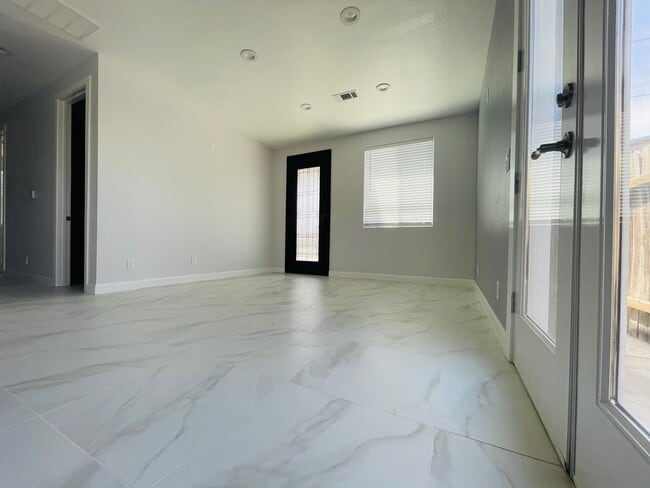 Foto del edificio - 15410 Firmona Ave