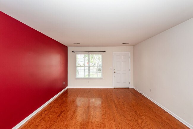 Foto del edificio - 3 Bedroom 3 Bath Townhome in Persimmon Hil...