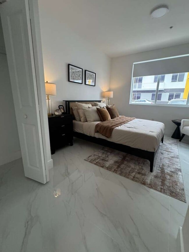 Foto del edificio - 943 W 67th St