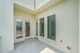 Building Photo - 5425 Hidalgo St