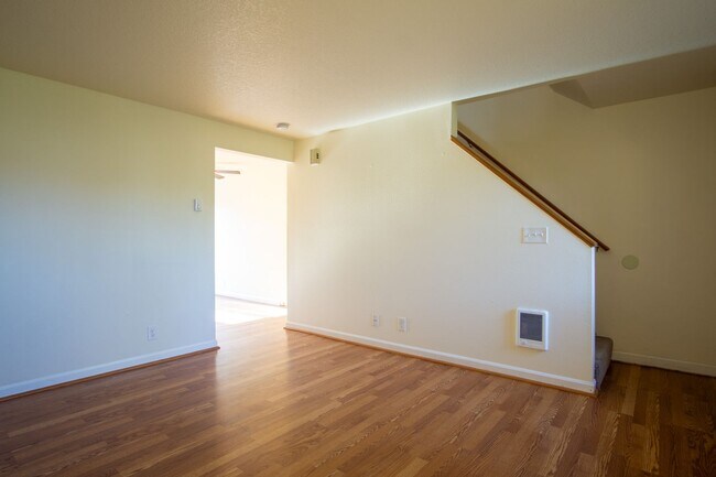 Foto del edificio - Updated Townhouse with Garage, Patio, DW, WD + FIREPLACE!!