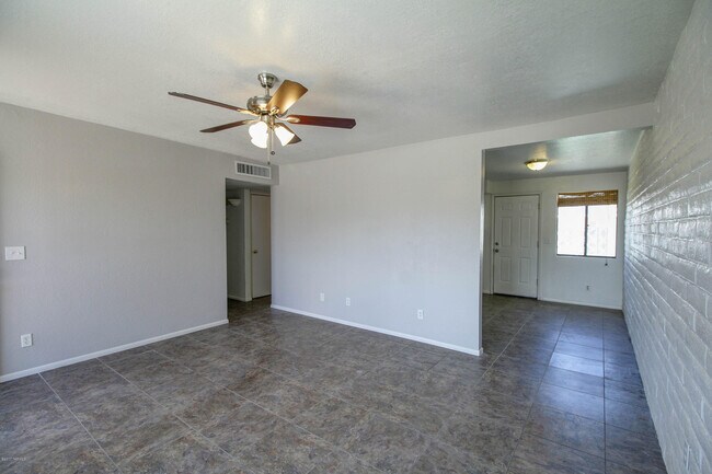Building Photo - 6615 E Hawk Dr
