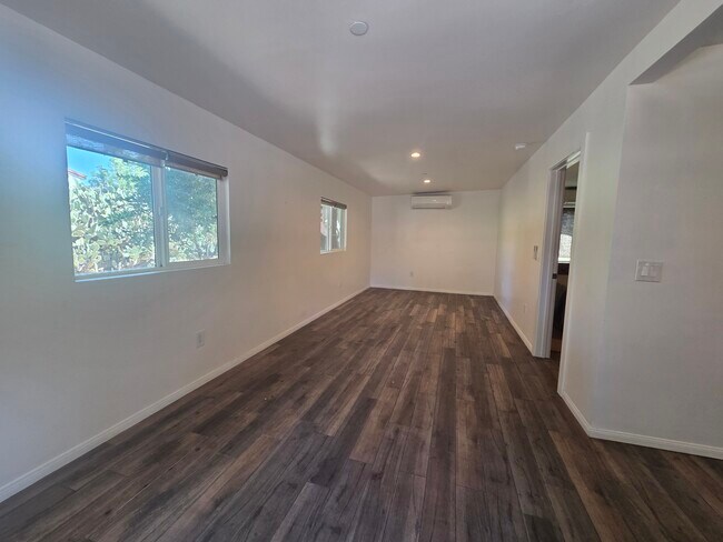 Foto del edificio - 5445 Aura Ave