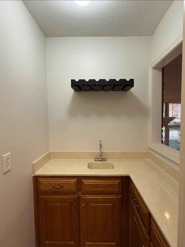 Foto del edificio - 6700 Kirby Oaks Cove N