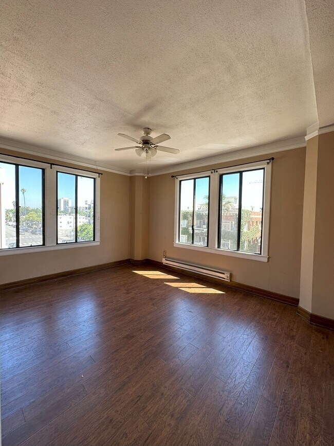 Foto del edificio - 315 W 3rd St