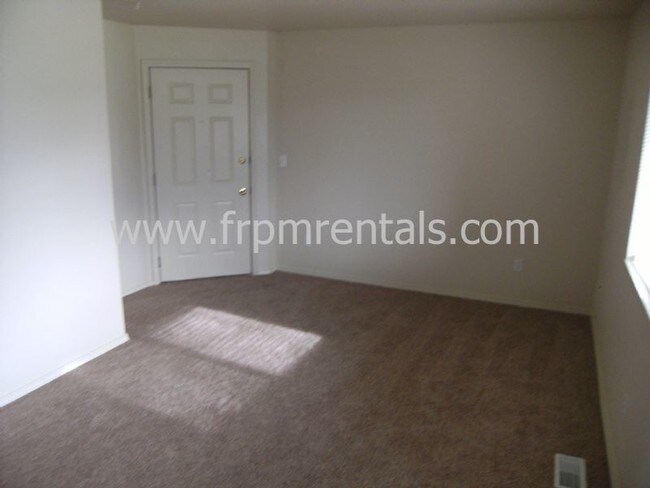 Building Photo - Cute 2 Bed, 1.75 Bath Lower Level Apartment