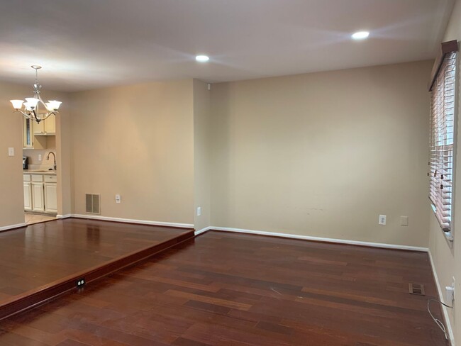 Foto del edificio - Spacious 3 Level Townhouse Backs to Trees