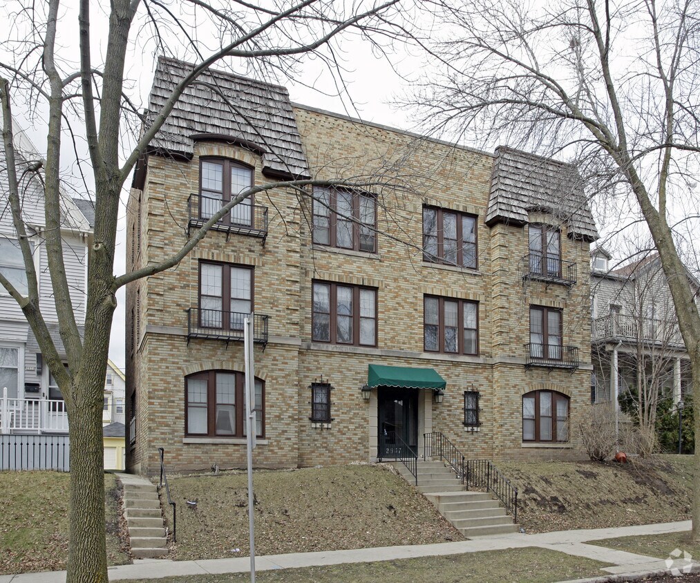 2937 N Bartlett Ave, Milwaukee, WI 53211 Apartments in Milwaukee, WI