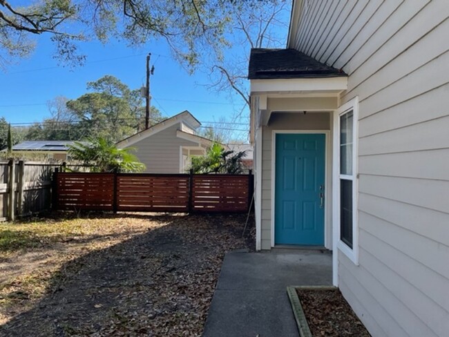 Building Photo - Charming Ranch