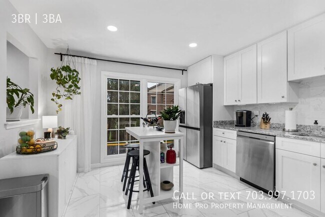 Building Photo - Fully renovated colonial in prime location.