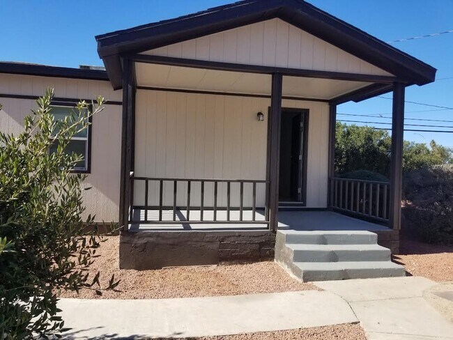 Building Photo - Remodeled 2 Bedroom- Minutes from Las Vegas Strip!!
