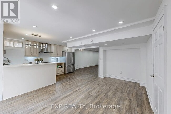 Building Photo - 106 Royview Crescent