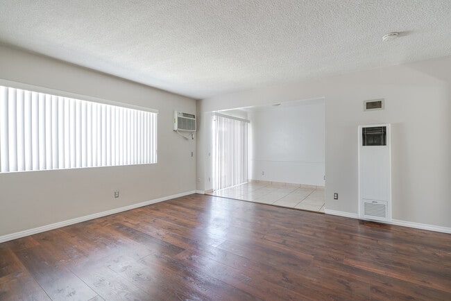 Foto del edificio - 320 E Del Mar Blvd