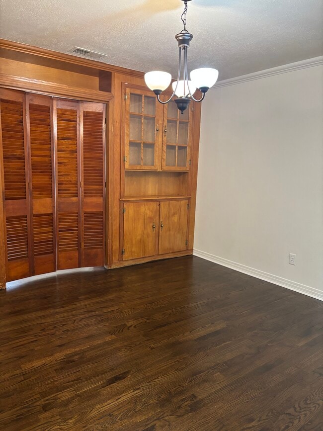 Dinning Room - 1300 E Hankerson St