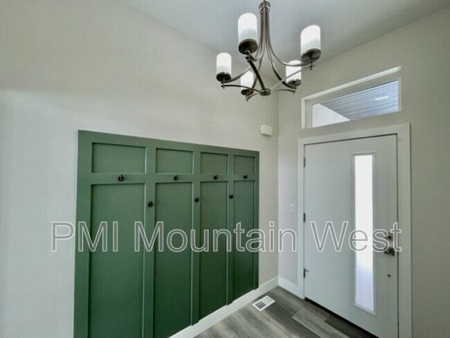 Building Photo - 574 W 275 N