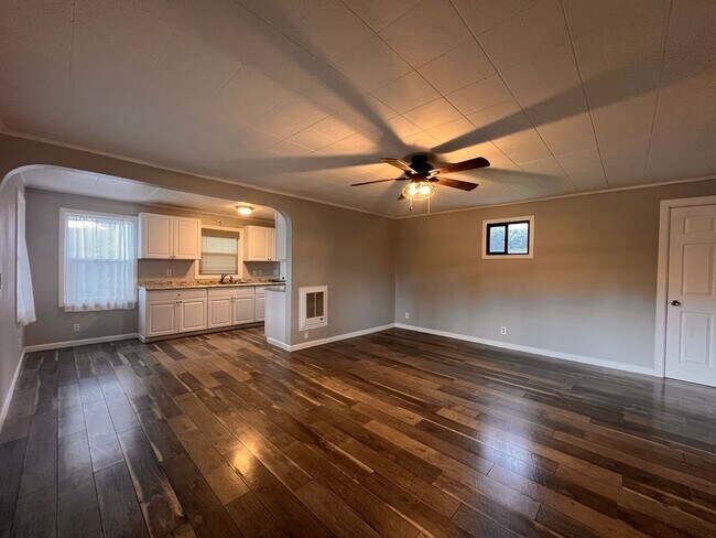 Building Photo - Cute Cottage with Garage and Large Yard