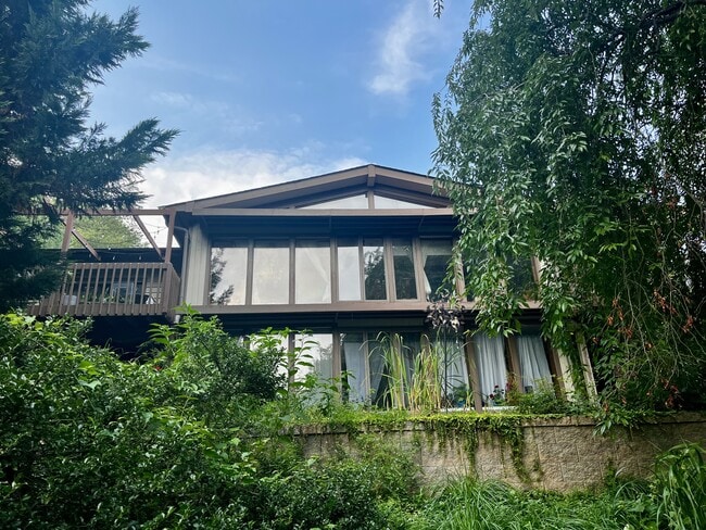Building Photo - 1231 Hillcrest Rd