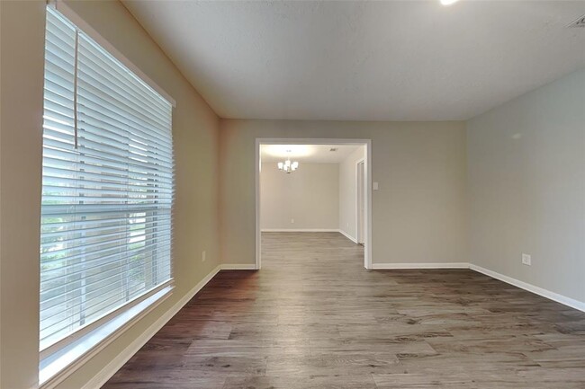 Foto del edificio - 8103 Silent Cedars Dr