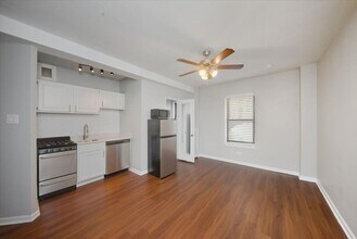 Building Photo - 1140 N La Salle Dr