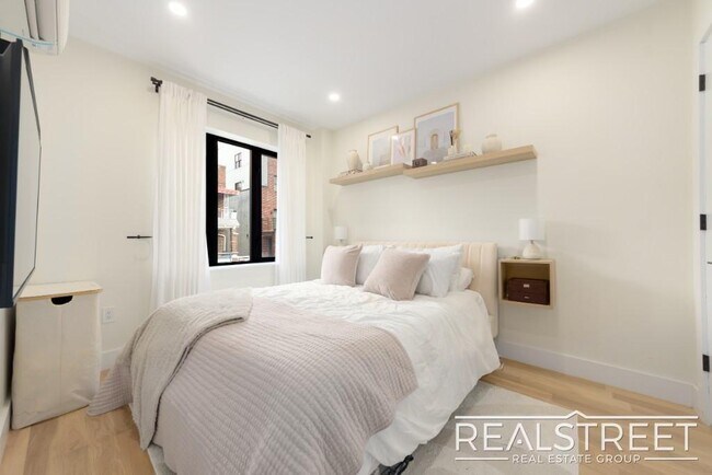 Foto del edificio - Brand New 2 bed with in unit WD Shared Roof and more!