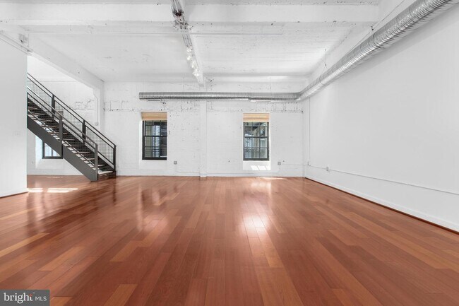 Building Photo - 1220 Bank St