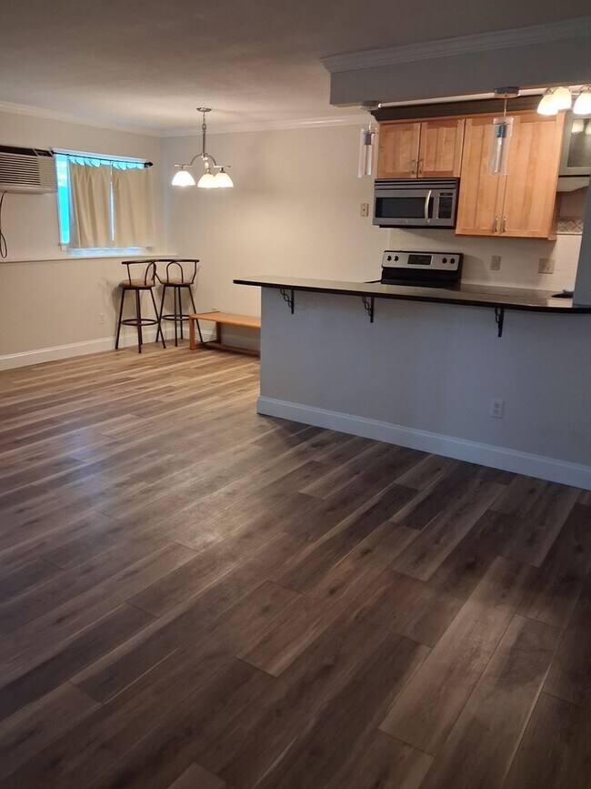 Building Photo - 2 Bedroom/ 1 Bathroom