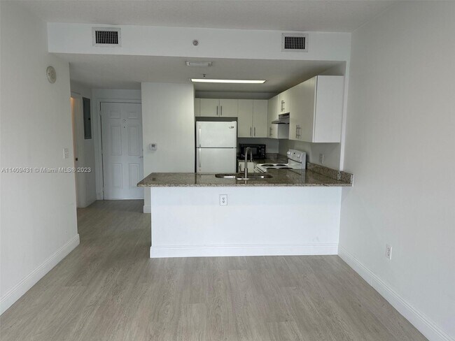 Foto del edificio - 3410 Coral Way