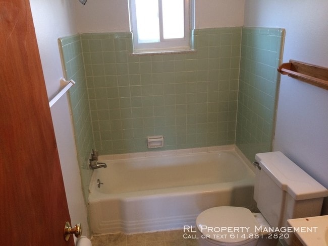 Building Photo - 885 N Meadows Ct