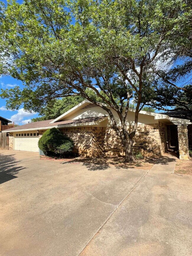 Building Photo - Beautiful Large Home with Basement