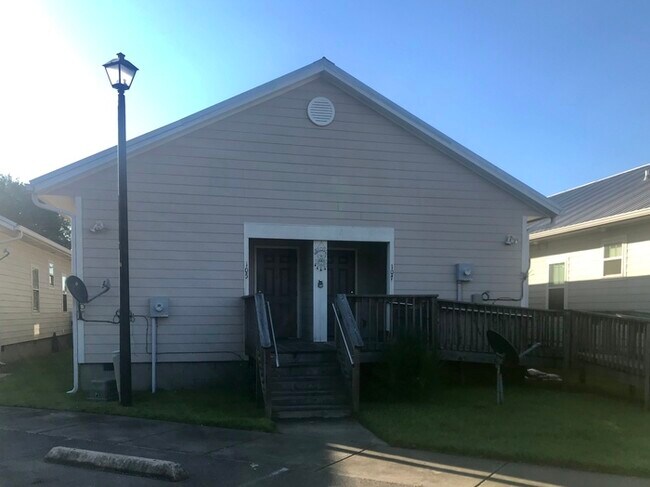 Building Photo - Beautiful 2/1 in Bay St. Louis MS