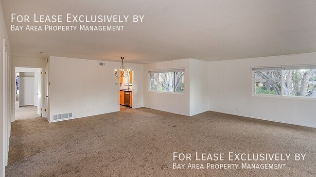 Building Photo - Spacious, sunny 3BR/2BA top floor unit wit...
