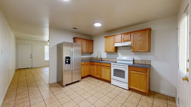 Building Photo - $950 + FREE APRIL RENT