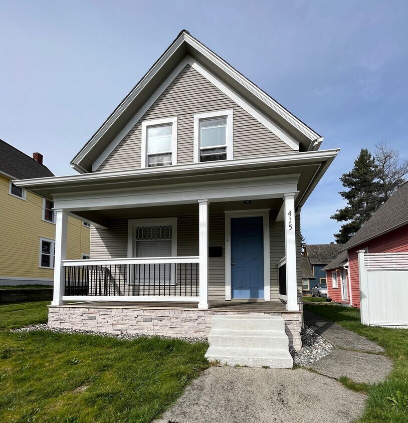 Primary Photo - 4 bedroom 1 bath house - Lakeway neighborhood