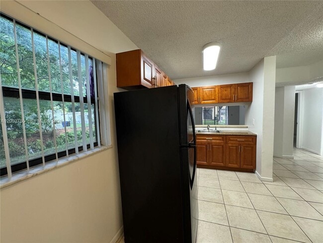 Foto del edificio - 4033 Lakeside Dr
