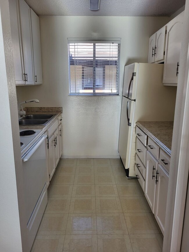 Building Photo - 3154 Lakeside #305