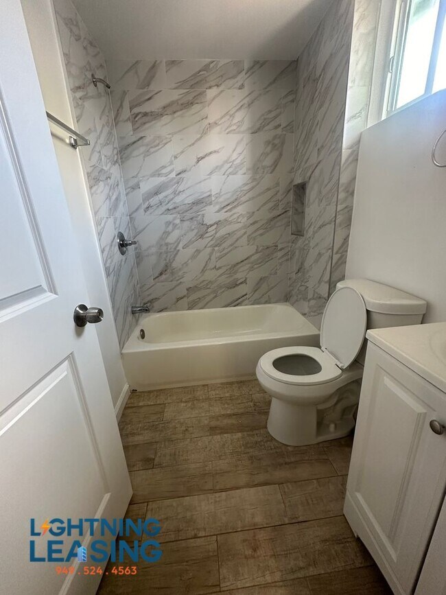 Foto del edificio - 5863 1/2 S West Blvd-5863 1/2D
