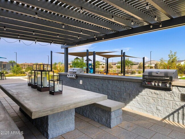 Building Photo - 15982 W Desert Spoon Dr